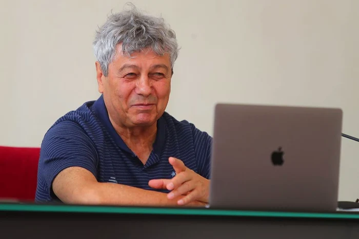 
    Mircea Lucescu a fost prezentat în fața laptopuluiFOTO: Facebook/ Dinamo Kiev  