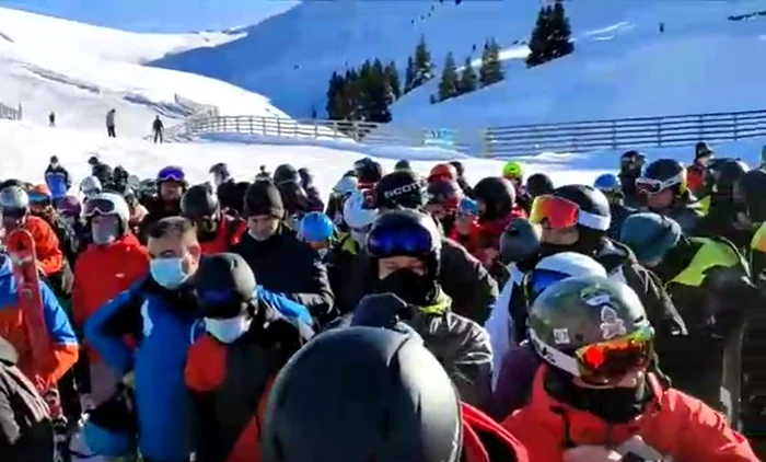 
    Sute de persoane s-au îngrămădit la telescaunul din Sinaiafoto: captură video/Digi24  