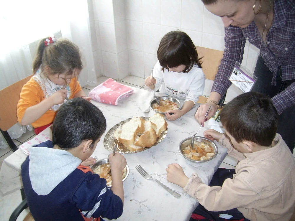 Asociaţiei braşoveană a decis să-i ajute pe micuţi să ducă o viaţă mai bună