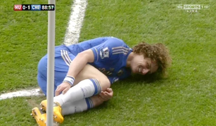 David Luiz e cu zâmbetul pe buze, după ce-a fost "rupt" de către Rafael. Foto: SkySports