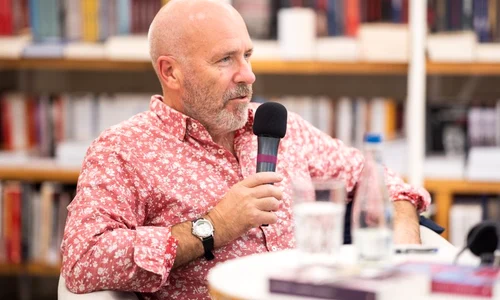 „Omul supraviețuiește prin capacitatea sa de a uita“ – interviu cu Richard FLANAGAN jpeg