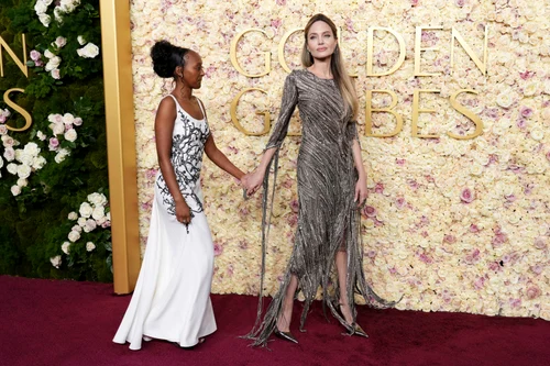 Angelina Jolie și Zahara la Globurile de Aur 2025. FOTO: Profimedia