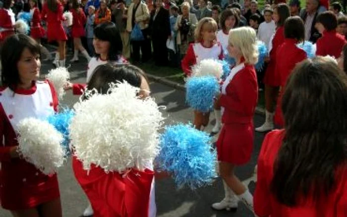 Majoretele fac spectacol la Sărbătoarea Castanelor Foto: Adevărul