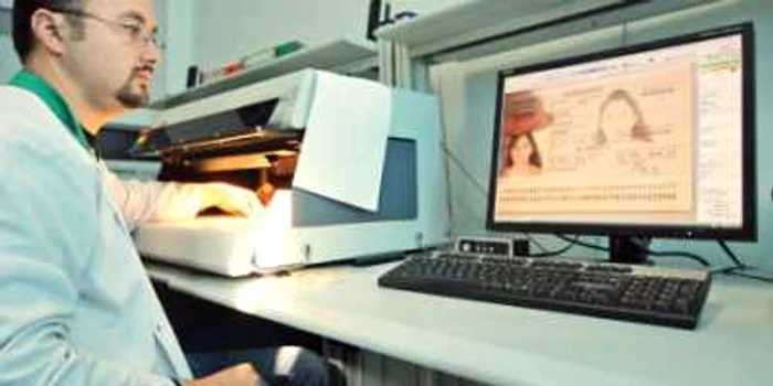 Specialiştii analizează documente cu ajutorul unui comparator videospectral 