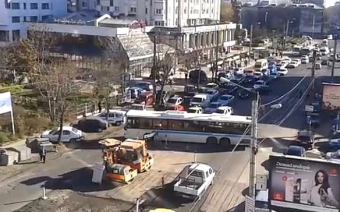 Autocarul a blocat traficul pentru câteva minute. Foto: Captură YouTube