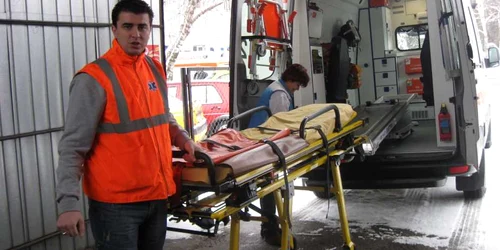 Personalul de pe ambulanţă a fost chemat şi a constatat decesul tanarului (Foto arhiva)
