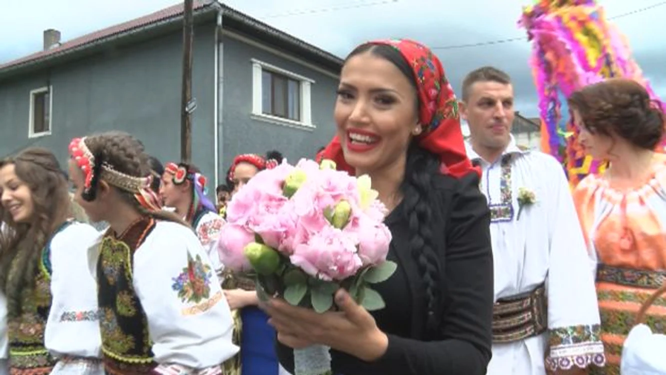 Andreea Mantea a prins buchetul la o nuntă
