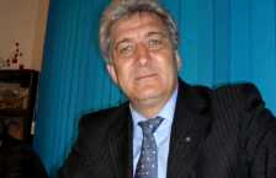 Iancu Simion este primar in orasul Otelu Rosu din 2004. 