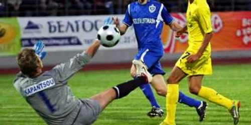 Nilmar, înscriind în poarta celor de la Dnepr Mogilev, în Liga Europa