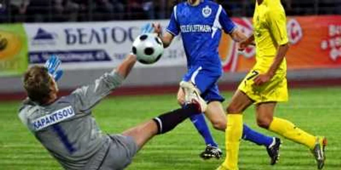 Nilmar, înscriind în poarta celor de la Dnepr Mogilev, în Liga Europa