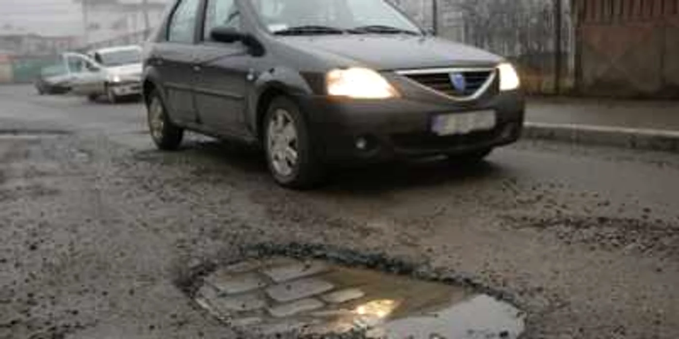 Şoferii trebuie să înfrunte numeroasele cratere din drumul care leagă Iaşiul de Botoşani 
