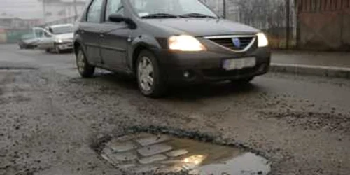 Şoferii trebuie să înfrunte numeroasele cratere din drumul care leagă Iaşiul de Botoşani 