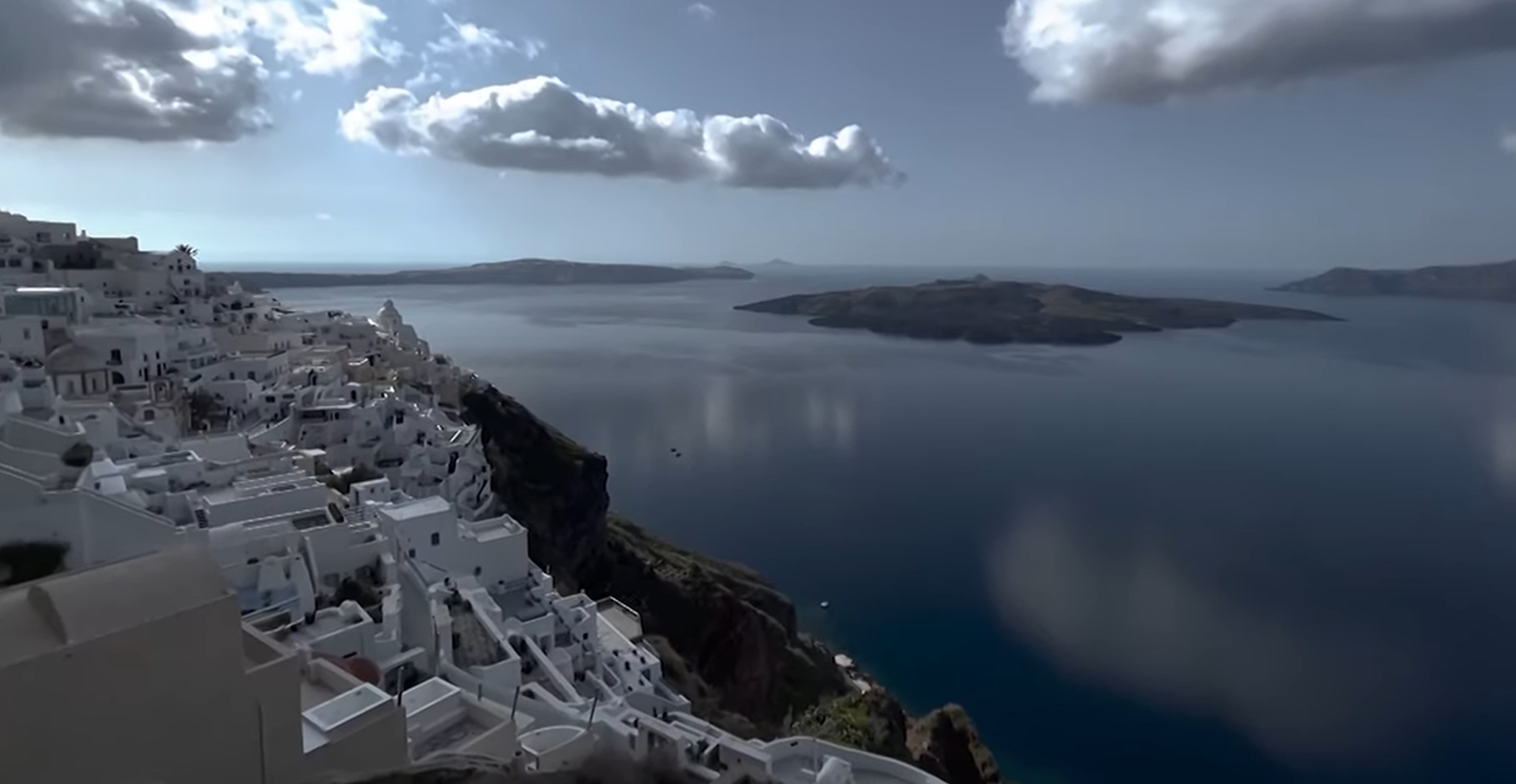 Santorini a rămas pustie după fuga localnicilor din cauza cutremurelor. Foto: Captură video AP