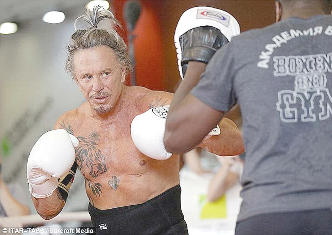 
    Actorul va boxa cu  pugilistul Elliot  Seymour (29 de ani)  