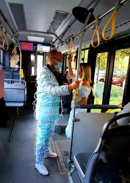 Designerii Anisia și Dragoș Săndulache spun că masca este deja o modă necesară