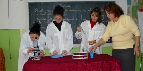 Elevi de la Şcoala de arte şi meserii "P.P.Neveanu"