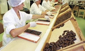 femei fabrica de ciocolata 2 25 2009 9 00 03 pm jpeg