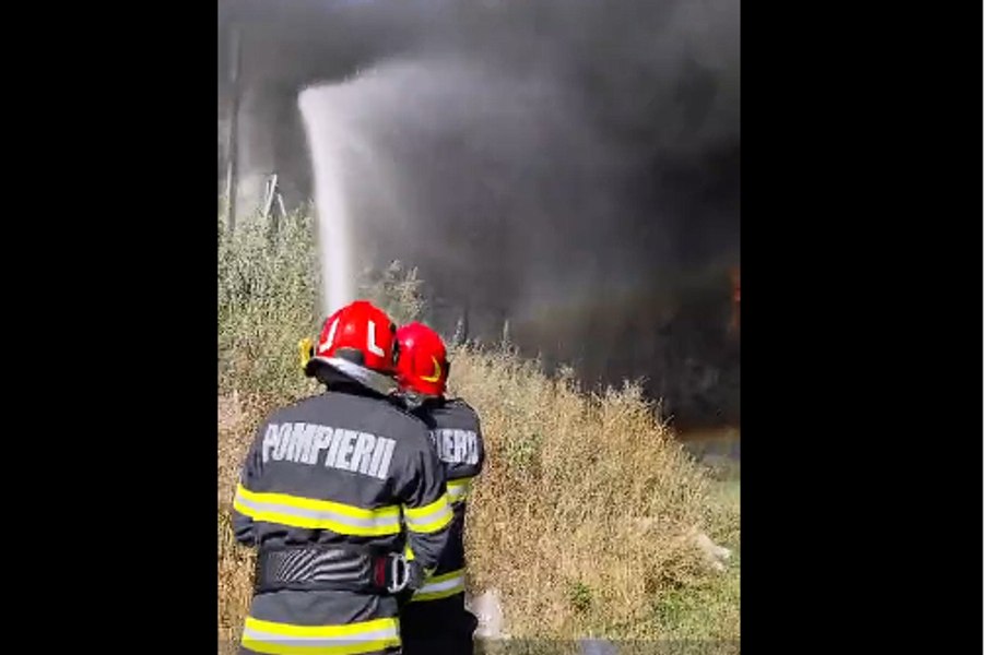 Incendiu de proporții la o stație de sortare a deșeurilor din Covasna. Flăcările au cuprins o hală de 1.000 de metri pătrați și s-au extins