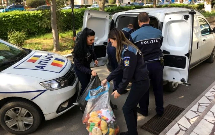 Poliítiştii au dus daruri copiilor sărmani FOTO IPJ Ialomiţa