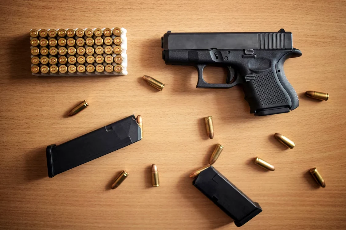 Tânărul deținea arma în mod legal. / foto: freepik.com
