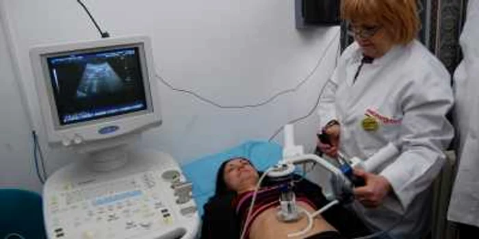 Directorul Spitalului de Copii, dr. Viorica Georgescu testează tehnologia. foto Liviu Ghinea