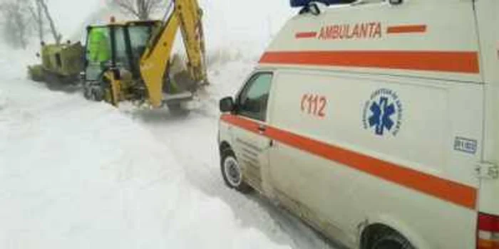 Se intervine cu utilaje de deszăpezire pentru deblocarea ambulanţelor 