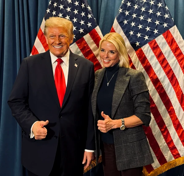 Procurorul general al SUA, Pam Bondi alături de președintele Donald Trump. FOTO: X