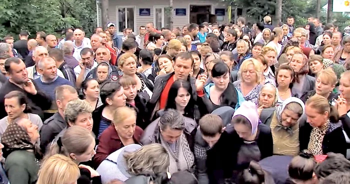 
    Românii au paralizat circulația pe drumul european Suceava-Cernăuți  