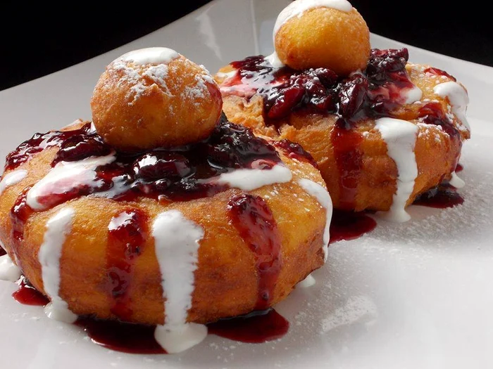 Papanaşi cu sos de vişine