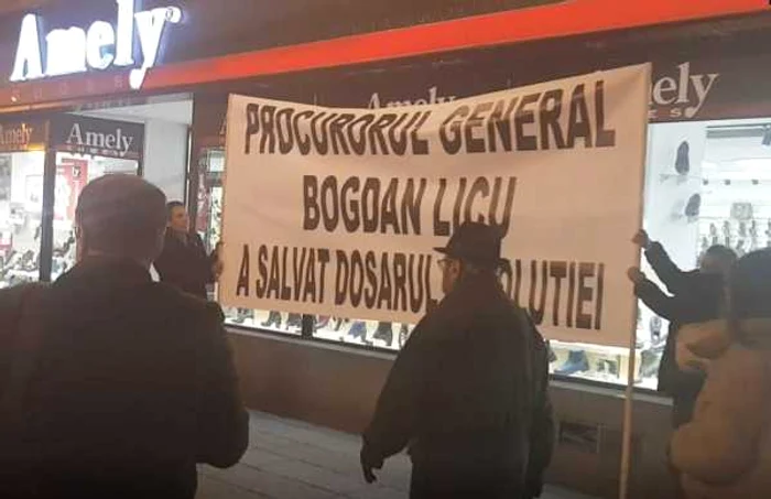 Un bărbat şi o femeie au afişat, cu ocazia vizitei lui Klaus Iohannis la Timişoara, un banner de susţinere a lui Bogdan Licu FOTO Daniel Dancea