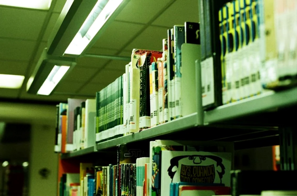 Anticariatul din București care cumpără cărți din bibliotecile bunicilor jpeg