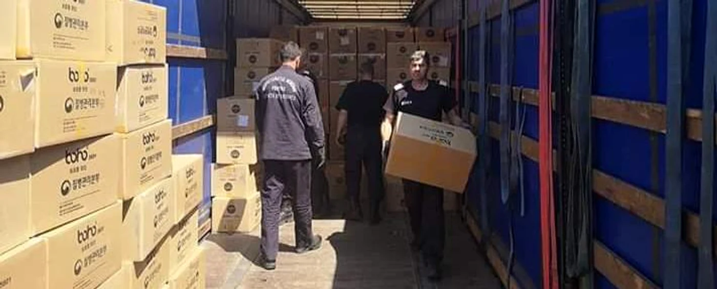 
    Cutiile cu echipamentele medicale sunt distribuite de pompieriFotografii: IGSU  
