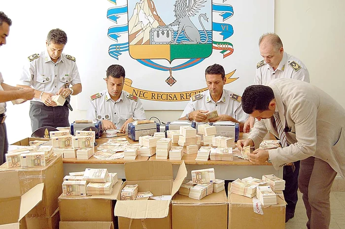 
    Italia. Poliţiştii italieni au numărat multe ore la banii falşi găsiţi pentru a afla mărimea capturii  