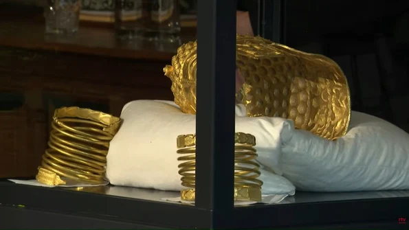 Coiful de la Coțofenești și două brățări dacice au fost recuperate (© captură video RTV Drenthe)