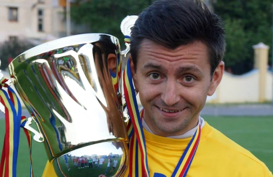
    Atacantul a postat pe Facebook o fotografie cu trofeul câştigat la OrheiFoto Click!  