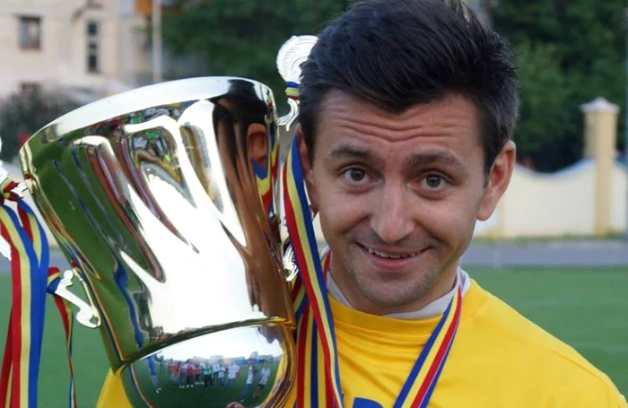 
    Atacantul a postat pe Facebook o fotografie cu trofeul câştigat la OrheiFoto Click!  