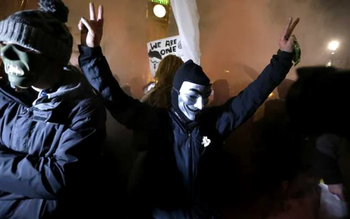 Cu ocazia marşul celor o mie de măşti - Million Mask March -, un eveniment anual organizat grupul anti-capitalist Anonymous, mulţimea s-a adunat, joi, în Piaţa Parlamentului din centrul Londrei, mulţi dintre manifestanţi purtând măştile specifice grupării FOTO AP