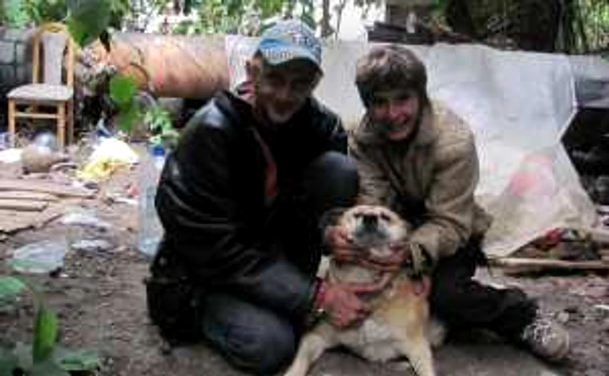 Rolly, Ildiko şi singurul lor prieten, căţeluşa Linda