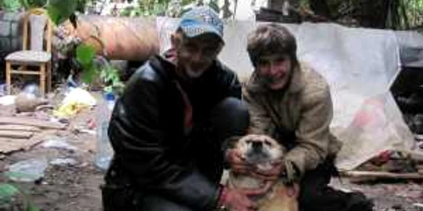 Rolly, Ildiko şi singurul lor prieten, căţeluşa Linda