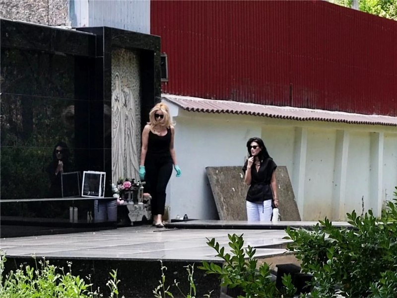 Soția lui Silviu Prigoană, surprinsă în timp ce curăța cavoul omului de afaceri decedat în urmă cu 7 luni