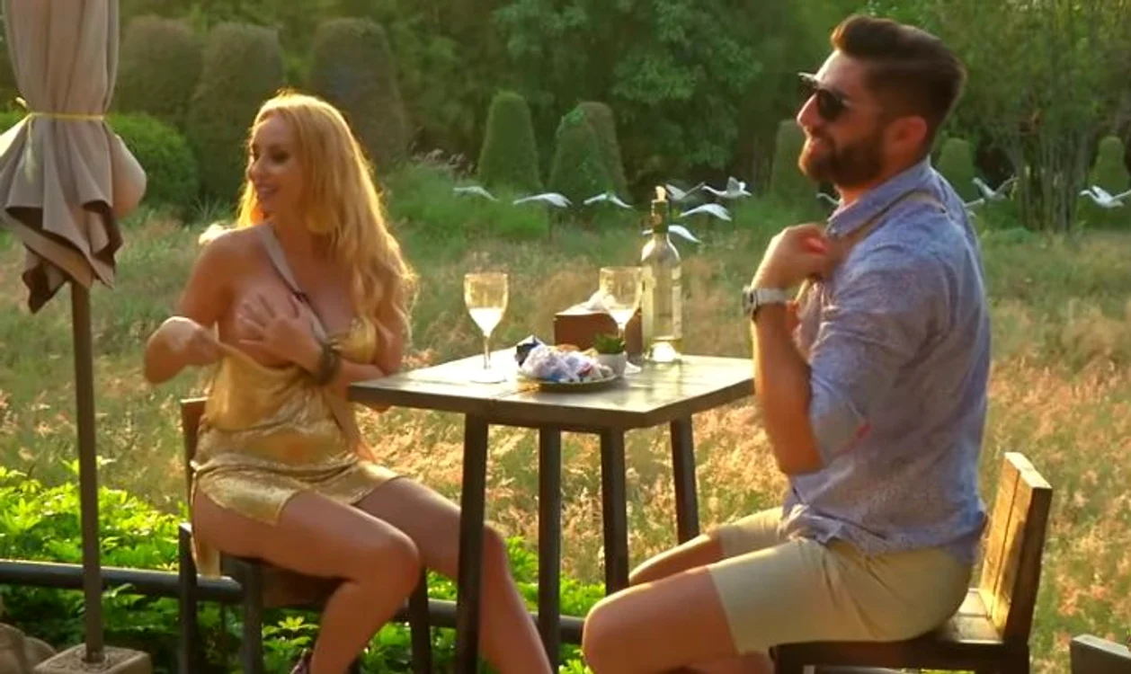 Flore a fost surprinsă de câteva ori cu sânul pe afară 
