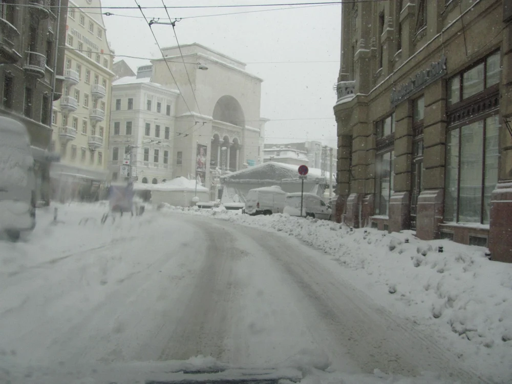 Prima (şi singura) zăpadă a iernii a lăsat urme în asfalt. FOTO: Ştefan Both