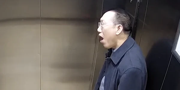Doctor chinez răpus de epuizare într-un lift FOTO captură video South China Post