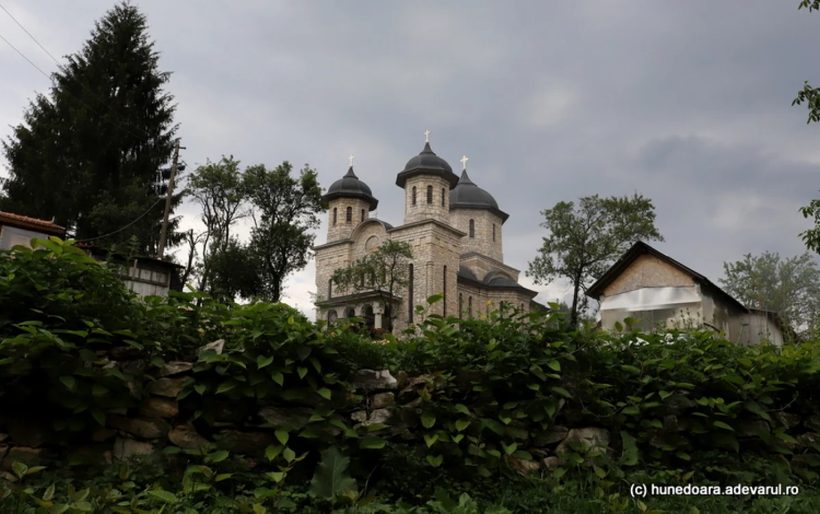 Biserica de marmură din satul Alun. FOTO: Daniel Guţă. ADEVĂRUL.