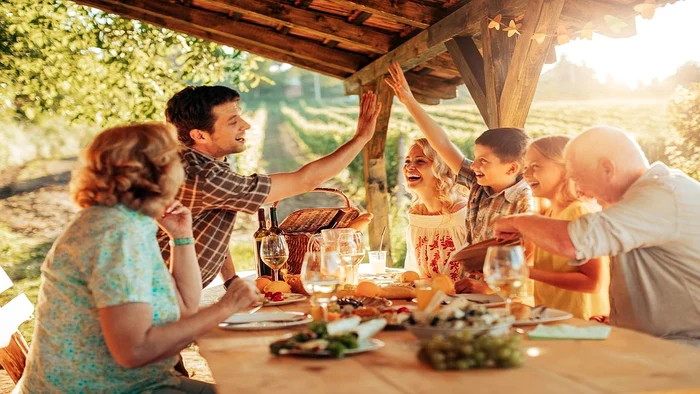 Familia extinsa la masa 2416473241 jpg
