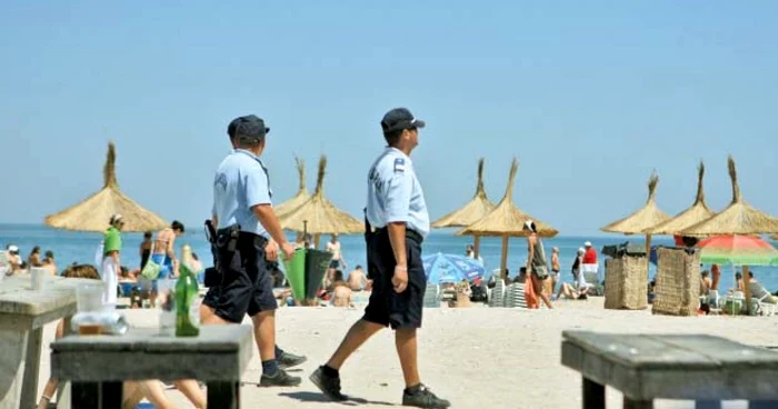 Jandarmii patrulează zi de zi printre cearşafuri