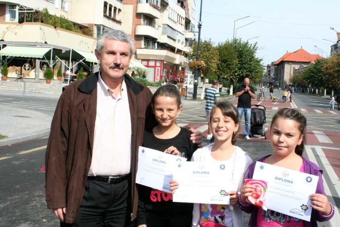 Copiii care au participat la „Ziua fără maşină” au primit diplome din partea primarului Râmnicului