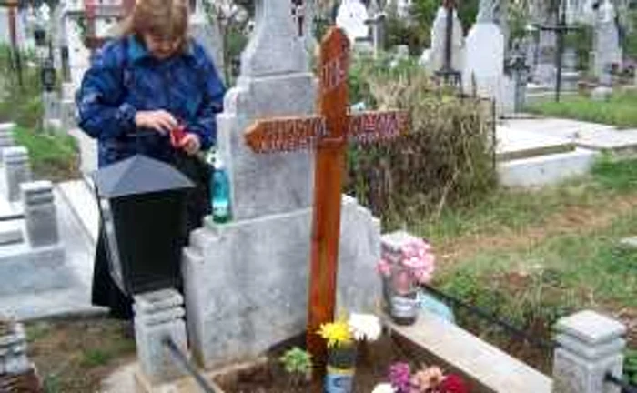 Roxana Toma vine mai des la mormântul tatălui pentru a se asigura că nu dispar florile sau lumânările