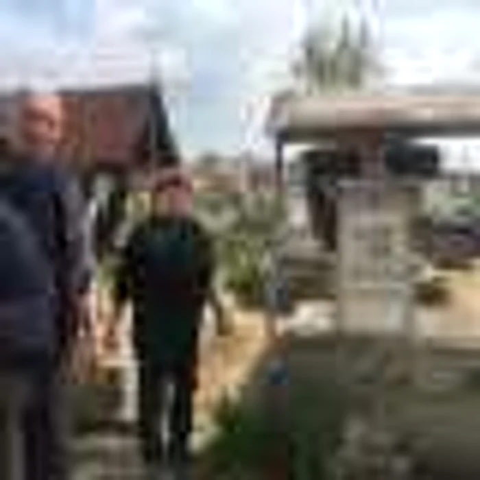 Oamenii din Dăbuleni nu înţeleg cum cimitirul a fost împărţit în două