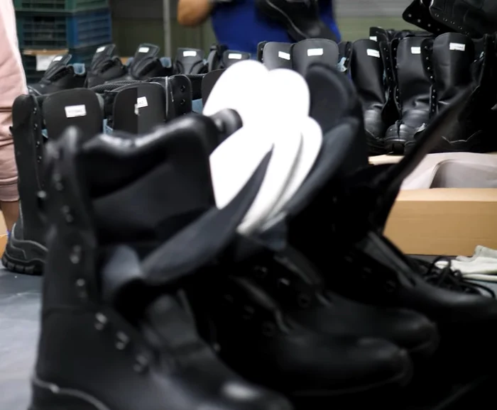 Carabinerii poartă bocanci produși la Frmușani, Călărași. Foto: capturp video startupcafe.ro